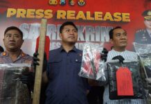 Kasatreskrim Polres Jombang AKP Margono (tengah) saat rilis pelaku pembunuhan juragan meubel yang dilakukan istrinya sendiri, Kamis (26/6/2025). Bongkah.id/Karimatul Maslahah/