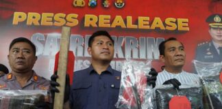Kasatreskrim Polres Jombang AKP Margono (tengah) saat rilis pelaku pembunuhan juragan meubel yang dilakukan istrinya sendiri, Kamis (26/6/2025). Bongkah.id/Karimatul Maslahah/