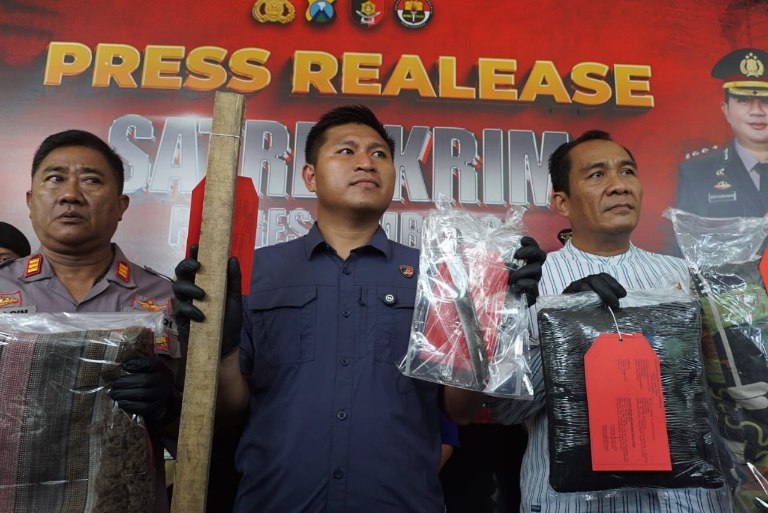 1000840220 Kasatreskrim Polres Jombang AKP Margono (tengah) saat rilis pelaku pembunuhan juragan meubel yang dilakukan istrinya sendiri, Kamis (26/6/2025). Bongkah.id/Karimatul Maslahah/