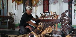 puluhan keris pusaka di Jombang usai di cuci./bongkah.id/Karimatul Maslahah/