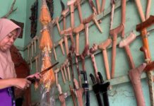 Sujini melihat keris milik pelanggannya./bongkah.id/Karimatul Maslahah/