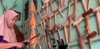 Sujini melihat keris milik pelanggannya./bongkah.id/Karimatul Maslahah/