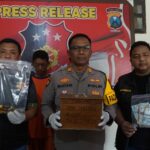 Kapolsek Jombang Kota AKP Mulyani (tengah) menunjukkan barang bukti kotak amal dan pelaku, Jumat (27/6/2025). bongkah.id/Karimatul Maslahah/