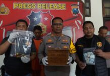 Kapolsek Jombang Kota AKP Mulyani (tengah) menunjukkan barang bukti kotak amal dan pelaku, Jumat (27/6/2025). bongkah.id/Karimatul Maslahah/