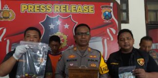Kapolsek Jombang Kota AKP Mulyani (tengah) menunjukkan barang bukti kotak amal dan pelaku, Jumat (27/6/2025). bongkah.id/Karimatul Maslahah/
