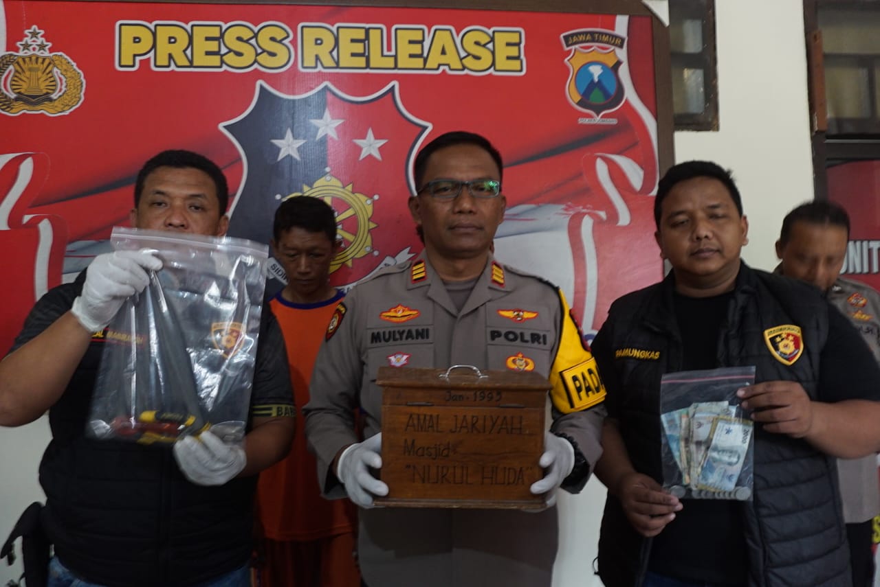 1000842637 Kapolsek Jombang Kota AKP Mulyani (tengah) menunjukkan barang bukti kotak amal dan pelaku, Jumat (27/6/2025). bongkah.id/Karimatul Maslahah/