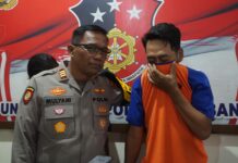 Swestyawan Dwi Soraya saat dimintai keterangan di Polsek Jombang Kota./bongkah.id/Karimatul Maslahah/