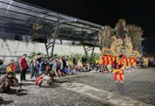 Pertunjukan reog Ponorogo di halaman rumah Anggota DPRD Provinsi Jawa Timur, Eko Yunianto, di Jember. (Bongkah.id/Muhammad Hatta)