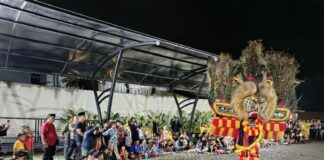 Pertunjukan reog Ponorogo di halaman rumah Anggota DPRD Provinsi Jawa Timur, Eko Yunianto, di Jember. (Bongkah.id/Muhammad Hatta)