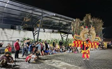 Pertunjukan reog Ponorogo di halaman rumah Anggota DPRD Provinsi Jawa Timur, Eko Yunianto, di Jember. (Bongkah.id/Muhammad Hatta)