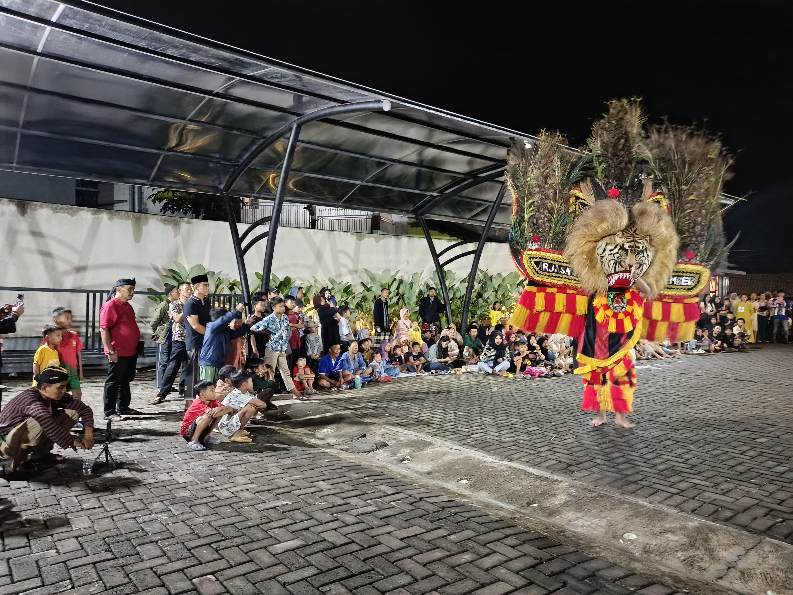 1000844497 Pertunjukan reog Ponorogo di halaman rumah Anggota DPRD Provinsi Jawa Timur, Eko Yunianto, di Jember. (Bongkah.id/Muhammad Hatta)