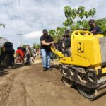 Bupati Jombang Warsubi saat meninjau jalan di Desa Jipurapah, Plandaan. /bongkah.id/Karimatul Maslahah/