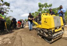 Bupati Jombang Warsubi saat meninjau jalan di Desa Jipurapah, Plandaan. /bongkah.id/Karimatul Maslahah/