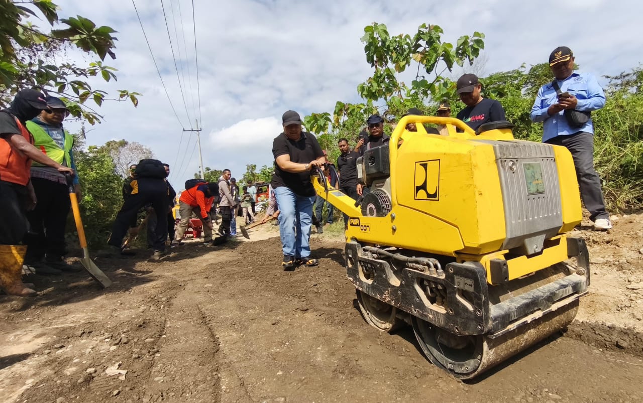 1000846738 Bupati Jombang Warsubi saat meninjau jalan di Desa Jipurapah, Plandaan. /bongkah.id/Karimatul Maslahah/