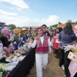 Wali Kota Mojokerto Ika Puspitasari menyapa peserta saat peringatan Hari Ulang Tahun (HUT) ke-107 Kota Mojokerto