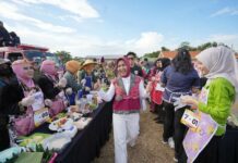Wali Kota Mojokerto Ika Puspitasari menyapa peserta saat peringatan Hari Ulang Tahun (HUT) ke-107 Kota Mojokerto