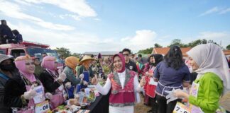 Wali Kota Mojokerto Ika Puspitasari menyapa peserta saat peringatan Hari Ulang Tahun (HUT) ke-107 Kota Mojokerto