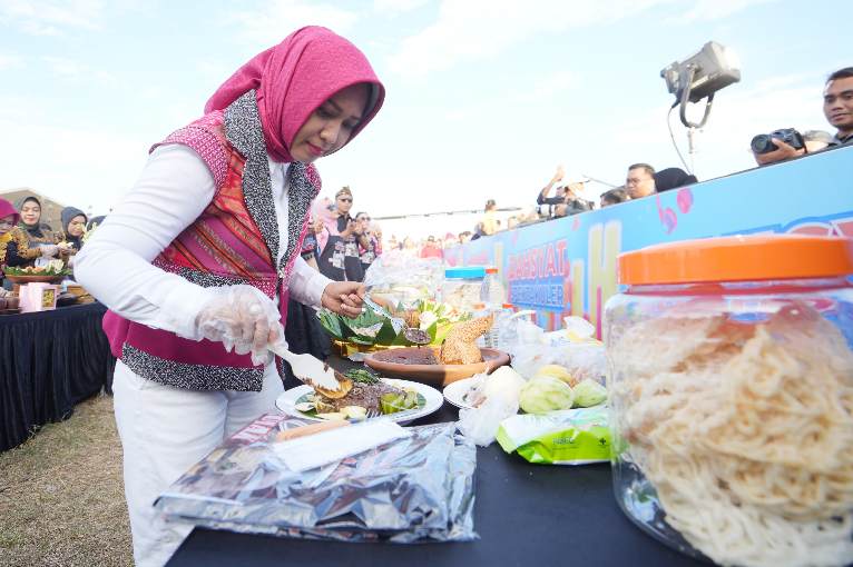 Wali Kota Mojokerto Ika Puspitasari membuat rujak saat peringatan Hari Ulang Tahun (HUT) ke-107 Kota Mojokerto