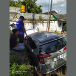 Caption: Mobil Angkutan Online Terperosok di Gang Sempit Jalan Tidar, Jember.