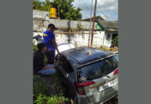 Caption: Mobil Angkutan Online Terperosok di Gang Sempit Jalan Tidar, Jember.