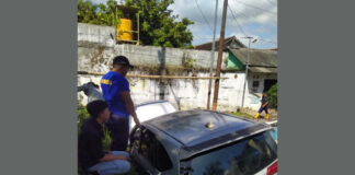 Caption: Mobil Angkutan Online Terperosok di Gang Sempit Jalan Tidar, Jember.