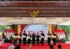 Bupati Mojokerto Muhammad Al Barra (tengah) didampingi Kapolres Mojokerto AKBP Ihram Kustarto berpose bersama penerima penghargaan di Hari Bhayangkara ke-79, Selasa (1/7/2025).