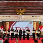 Bupati Mojokerto Muhammad Al Barra (tengah) didampingi Kapolres Mojokerto AKBP Ihram Kustarto berpose bersama penerima penghargaan di Hari Bhayangkara ke-79, Selasa (1/7/2025).