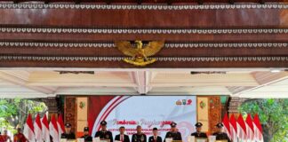 Bupati Mojokerto Muhammad Al Barra (tengah) didampingi Kapolres Mojokerto AKBP Ihram Kustarto berpose bersama penerima penghargaan di Hari Bhayangkara ke-79, Selasa (1/7/2025).