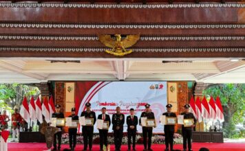 Bupati Mojokerto Muhammad Al Barra (tengah) didampingi Kapolres Mojokerto AKBP Ihram Kustarto berpose bersama penerima penghargaan di Hari Bhayangkara ke-79, Selasa (1/7/2025).