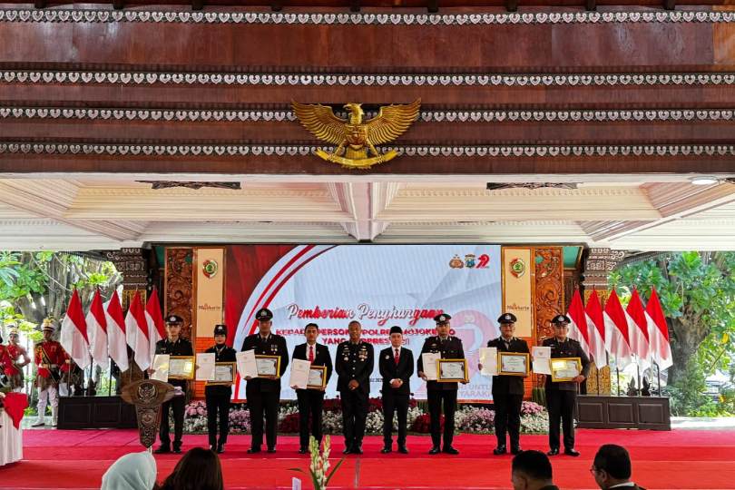 1000852246 Bupati Mojokerto Muhammad Al Barra (tengah) didampingi Kapolres Mojokerto AKBP Ihram Kustarto berpose bersama penerima penghargaan di Hari Bhayangkara ke-79, Selasa (1/7/2025).
