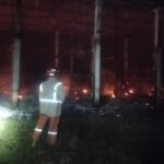 petugas damkar jombang saat melakukan pembasahan kebakaran kandang ayam./bongkah.id/Karimatul Maslahah/