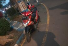 Motor yang ditinggal korban di sebrang rolak 9./bongkah.id/Karimatul Maslahah/