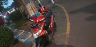 Motor yang ditinggal korban di sebrang rolak 9./bongkah.id/Karimatul Maslahah/