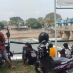 penggiat media sosial saat melakukan live medsos di rolak songo Mojokerto./bongkah.id/Karimatul Maslahah/