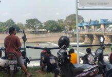 penggiat media sosial saat melakukan live medsos di rolak songo Mojokerto./bongkah.id/Karimatul Maslahah/