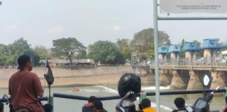 penggiat media sosial saat melakukan live medsos di rolak songo Mojokerto./bongkah.id/Karimatul Maslahah/