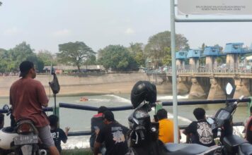 penggiat media sosial saat melakukan live medsos di rolak songo Mojokerto./bongkah.id/Karimatul Maslahah/