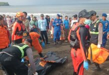 Proses evakuasi korban KMP Tunu Pratama.