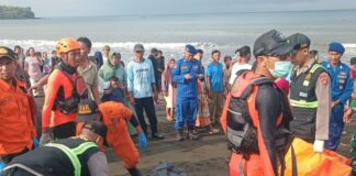 Proses evakuasi korban KMP Tunu Pratama.