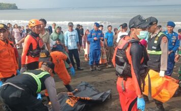 Proses evakuasi korban KMP Tunu Pratama.