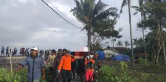 Proses evakuasi korban KMP Tunu Pratama.