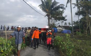 Proses evakuasi korban KMP Tunu Pratama.