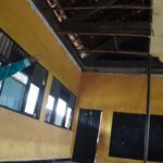 Kepala Sekolah SDN Jabon 2, Wiji Utami saat memperlihatkan kondisi ruang kelas./bongkah.id/Karimatul Maslahah/