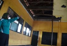 Kepala Sekolah SDN Jabon 2, Wiji Utami saat memperlihatkan kondisi ruang kelas./bongkah.id/Karimatul Maslahah/