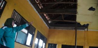 Kepala Sekolah SDN Jabon 2, Wiji Utami saat memperlihatkan kondisi ruang kelas./bongkah.id/Karimatul Maslahah/