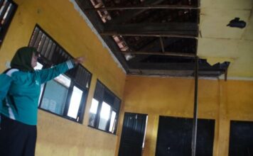 Kepala Sekolah SDN Jabon 2, Wiji Utami saat memperlihatkan kondisi ruang kelas./bongkah.id/Karimatul Maslahah/