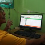 Kepala sekolah SDN Jombatan 6, Nur Salim saat menunjukkan data siswa yang mendaftar./bongkah.id/Karimatul Maslahah/