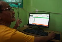 Kepala sekolah SDN Jombatan 6, Nur Salim saat menunjukkan data siswa yang mendaftar./bongkah.id/Karimatul Maslahah/