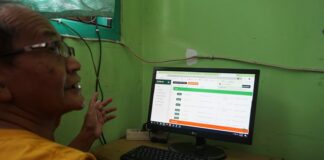 Kepala sekolah SDN Jombatan 6, Nur Salim saat menunjukkan data siswa yang mendaftar./bongkah.id/Karimatul Maslahah/