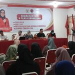 puluhan wali murid saat berada di kantor DPC PDIP Jombang./bongkah.id/Karimatul Maslahah/